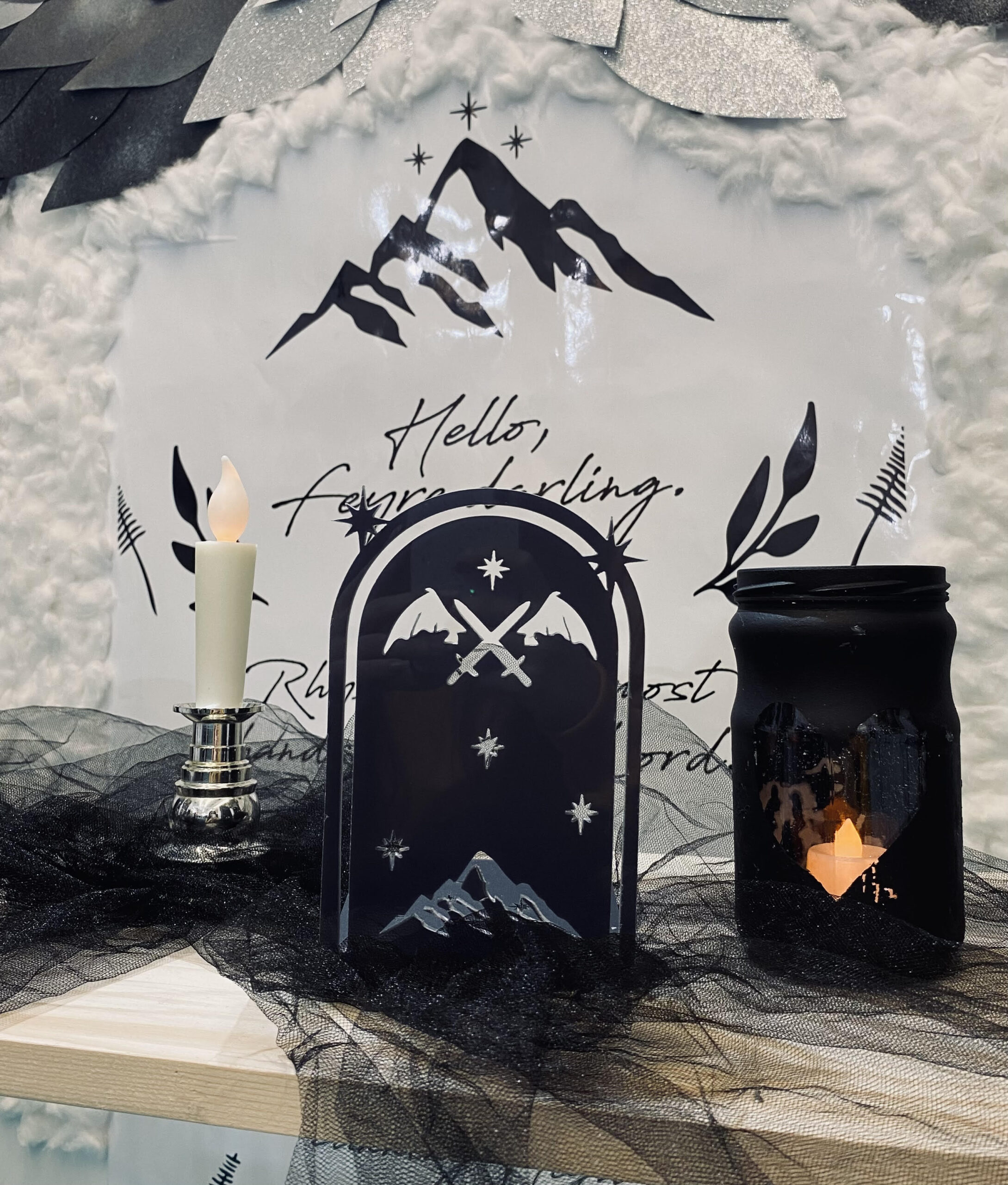 Velaris Bookend, Ortasındaki kanat ve kılıç tasarımı fantastik temayı belirgin hâle getirir. fantastik kitaplara güçlü bir ilham verir.