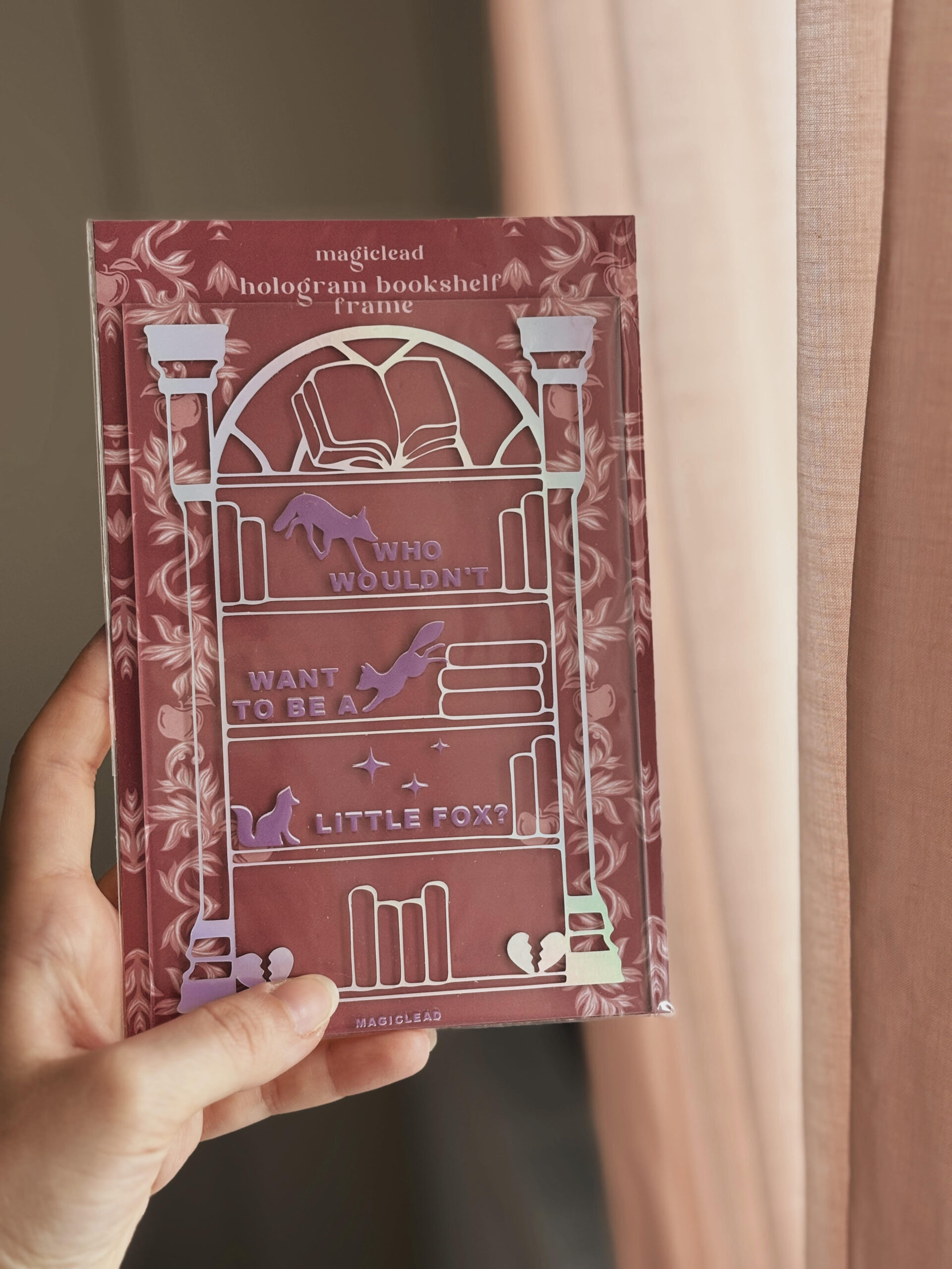 Hologram Bookshelf Frame – “Kim, küçük tilki olmak istemez ki?” alıntılı fantasy kitaplık çerçevesi.