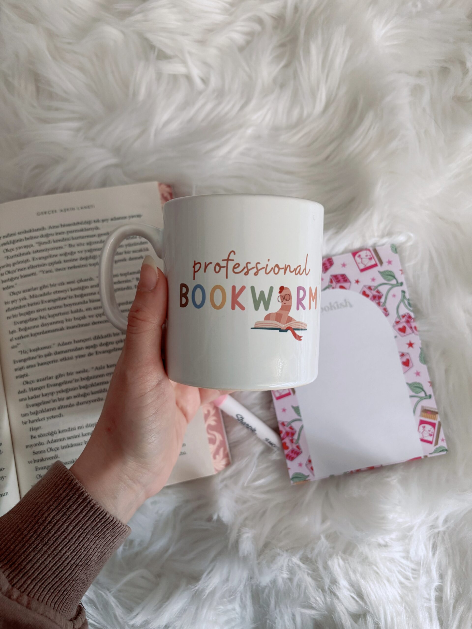 Minimal bookworm tasarımlı seramik kupa – beyaz zemin üzerinde modern çizgili Bookworm Mug.